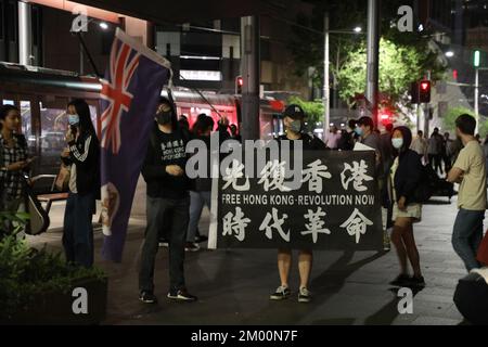 Sydney, Australia. 3rd dicembre 2022. I manifestanti si sono riuniti di nuovo accanto al Municipio di Sydney dopo il letale incendio del 24th novembre in un alto edificio nella capitale Xinjiang di Urumqi, che ha ucciso 10 persone per protestare per la libertà in Cina e contro il partito comunista cinese. Credit: Richard Milnes/Alamy Live News Foto Stock