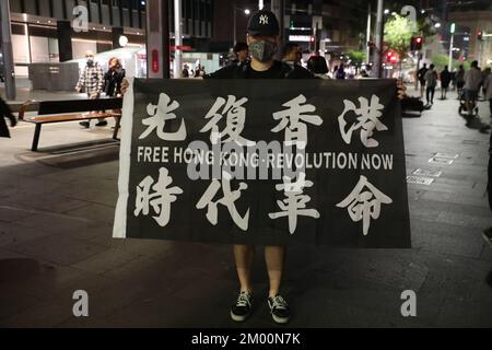 Sydney, Australia. 3rd dicembre 2022. I manifestanti si sono riuniti di nuovo accanto al Municipio di Sydney dopo il letale incendio del 24th novembre in un alto edificio nella capitale Xinjiang di Urumqi, che ha ucciso 10 persone per protestare per la libertà in Cina e contro il partito comunista cinese. Credit: Richard Milnes/Alamy Live News Foto Stock