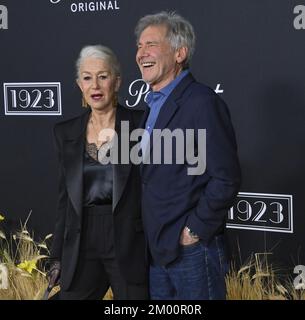 Los Angeles, Stati Uniti. 02nd Dec, 2022. I membri del cast Helen Mirren e Harrison Ford parteciperanno alla prima serie televisiva del dramma occidentale Paramount '1923' all'Hollywood American Legion Post 43 di Los Angeles venerdì 2 dicembre 2022. Trama: I Duttons affrontare una nuova serie di sfide nei primi anni del 20th ° secolo, tra cui l'ascesa dell'espansione occidentale, il divieto e la Grande depressione. Foto di Jim Ruymen/UPI Credit: UPI/Alamy Live News Foto Stock