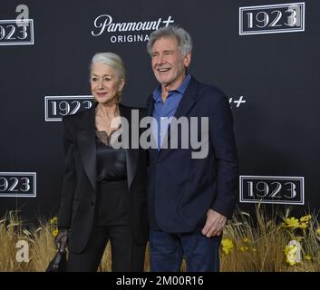 Los Angeles, Stati Uniti. 02nd Dec, 2022. I membri del cast Helen Mirren e Harrison Ford parteciperanno alla prima serie televisiva del dramma occidentale Paramount '1923' all'Hollywood American Legion Post 43 di Los Angeles venerdì 2 dicembre 2022. Trama: I Duttons affrontare una nuova serie di sfide nei primi anni del 20th ° secolo, tra cui l'ascesa dell'espansione occidentale, il divieto e la Grande depressione. Foto di Jim Ruymen/UPI Credit: UPI/Alamy Live News Foto Stock