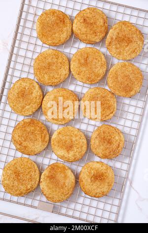 Vista ad alta angolazione dei biscotti da snickerdoodle su una griglia di raffreddamento Foto Stock