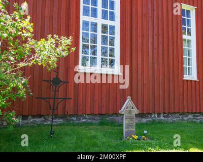 Kirkan, Gunnarskog, Svezia - Luglio 2021: Tombe nei pressi della chiesa di Bogen, nel nord della Svezia, costruita nel 185. Europa Foto Stock