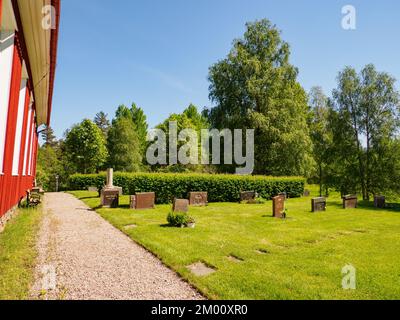 Kirkan, Gunnarskog, Svezia - Luglio 2021: Tombe nei pressi della chiesa di Bogen, nel nord della Svezia, costruita nel 185. Europa Foto Stock
