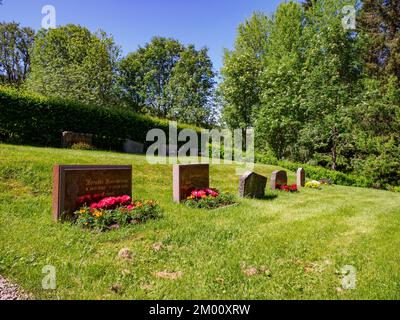 Kirkan, Gunnarskog, Svezia - Luglio 2021: Tombe nei pressi della chiesa di Bogen, nel nord della Svezia, costruita nel 185. Europa Foto Stock