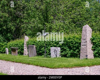 Kirkan, Gunnarskog, Svezia - Luglio 2021: Tombe nei pressi della chiesa di Bogen, nel nord della Svezia, costruita nel 185. Europa Foto Stock