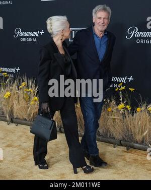 Los Angeles, Stati Uniti. 02nd Dec, 2022. (L-R) Helen Mirren e Harrison Ford alla 1923 Premiere della Paramount tenuta alla Legione americana di Hollywood a Hollywood, CA venerdì 2 dicembre 2022. (Foto di Sthanlee B. Mirador/Sipa USA) Credit: Sipa USA/Alamy Live News Foto Stock