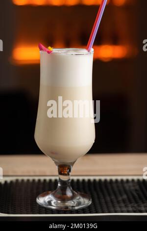 Cocktail Pina Colada girato in un bar, primo piano. Spazio di copia Foto Stock