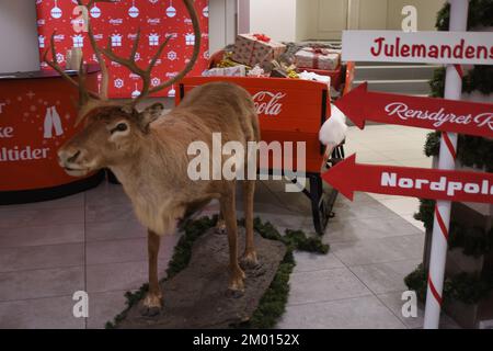 Copenhagen/Danimarca/03 Dicembre 2022/Coca cola babbo natale casa e stand a Magazinje du nord nella capitale danese (Photo. Francis Dean/Dean Pictures) Foto Stock