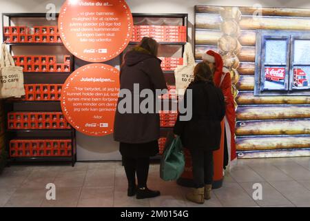 Copenhagen/Danimarca/03 Dicembre 2022/Coca cola babbo natale casa e stand a Magazinje du nord nella capitale danese (Photo. Francis Dean/Dean Pictures) Foto Stock