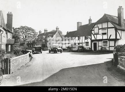 Fotografia d'epoca - 1930 - macchina blindata fuori dal Plume & Feathers Inn, Crondal villaggio, Hampshire Foto Stock