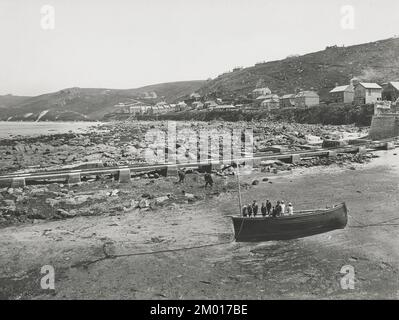 Fotografia d'epoca - 1928 - Gruppo di bambini in barca, Sennen Cove, Cornovaglia Foto Stock