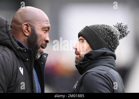 Derby, Regno Unito. 3rd dicembre 2022.Darren Moore, manager del mercoledì di Sheffield e del Coventry City Paul Warne, allenatore della contea di Derby durante la partita della Sky Bet League 1 tra Derby County e Sheffield mercoledì a Pride Park, Derby sabato 3rd dicembre 2022. (Credit: Jon Hobley | NOTIZIE MI) Credit: NOTIZIE MI & Sport /Alamy Live News Foto Stock