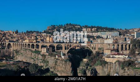 Veduta aerea del Viadotto Sidi Rached, che attraversa le gole di Rhummel e collega al centro di Costantino, Algeria Foto Stock