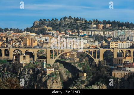 Veduta aerea del Viadotto Sidi Rached, che attraversa le gole di Rhummel e collega al centro di Costantino, Algeria Foto Stock