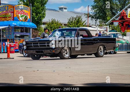 Des Moines, Iowa - 03 luglio 2022: Vista grandangolare dell'angolo anteriore di un Ford Fairlane Ranchero Pickup 1967 in una fiera automobilistica locale Foto Stock