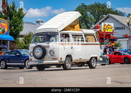 Des Moines, IA - 03 luglio 2022: Vista frontale ad angolo grandangolare di una Volkswagen Westfalia Camper Bus 1971 ad una fiera automobilistica locale Foto Stock