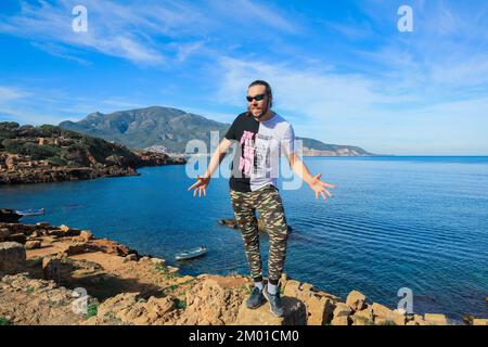 White Tourist posa con un antico ponte Sidi Rached a Costantino, Algeria Foto Stock