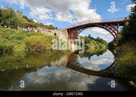 Ironbridge, ponte, Ironbridge, è un grande villaggio nel comune di Telford e Wrekin in Shropshire, Inghilterra. Situato sulla riva del fiume Severn, nel cuore della Gola di Ironbridge, si trova nella parrocchia civile della Gola. Il primo ponte di ferro del mondo fu eretto sopra il fiume Severn qui nello Shropshire nel 1779. Questa struttura pionieristica segnò un punto di svolta nel design e nell'ingegneria inglese; dopo la sua costruzione, la ghisa venne ampiamente utilizzata nella costruzione di ponti, acquedotti ed edifici. Ironbridge Gorge, sito patrimonio dell'umanità. Foto Stock