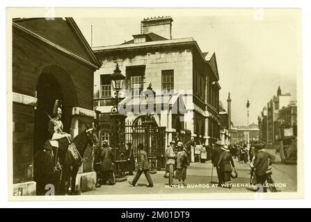 Cartolina ricordo originale di Trooper of the Life Guards montato in servizio presso l'edificio Horse Guards, a Whitehall, Londra, Regno Unito circa 1919. Foto Stock