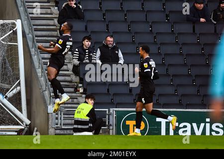 Victor Adeboyejo (14 Burton Albion) segna il punto di penalità e celebra la partita della Sky Bet League 1 tra MK Dons e Burton Albion allo Stadio MK, Milton Keynes, sabato 3rd dicembre 2022. (Credit: Kevin Hodgson | MI News) Credit: MI News & Sport /Alamy Live News Foto Stock