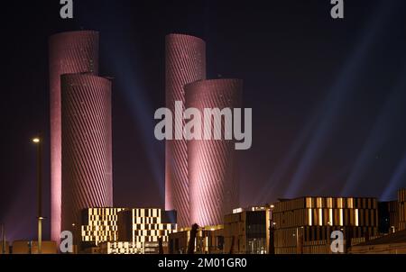 LUSAIL CITY, QATAR - 02 DICEMBRE: Coppa del mondo FIFA Qatar 2022 incontro di gruppo G tra Camerun e Brasile allo stadio di Lusail il 02 dicembre 2022 a Lusail City, Qatar. Coppa del mondo FIFA 2022 Kamerun Brasilien Lusail Plaza Towers © diebilderwelt / Alamy Stock Foto Stock