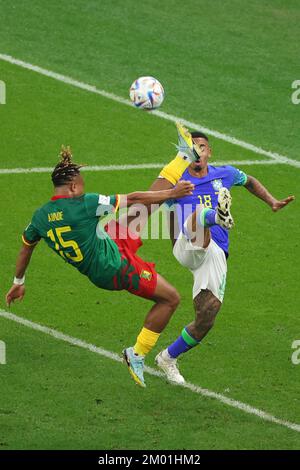 LUSAIL CITY, QATAR - 02 DICEMBRE: Coppa del mondo FIFA Qatar 2022 incontro di gruppo G tra Camerun e Brasile allo stadio di Lusail il 02 dicembre 2022 a Lusail City, Qatar. Coppa del mondo FIFA 2022 Kamerun Brasilien Pierre Kunde del Camerun Gabriel Jesus del Brasile © diebilderwelt / Alamy Stock Foto Stock