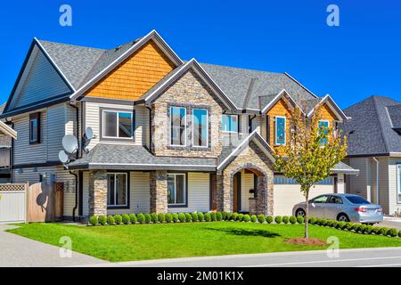 Una perfetta neigborhood. Casa residenziale di lusso con ampia porta garage Foto Stock