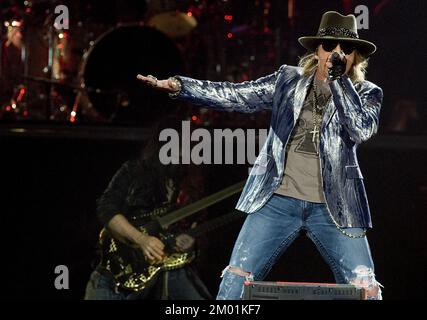 Foto del file datata 14/10/2010 di Axl Rose che ha promesso di smettere di gettare il suo microfono nel pubblico dopo che un fan è stato ferito durante un recente show in Australia. Il frontman Guns N' Roses, che quest'anno ha celebrato il suo 60th° compleanno, ha regolarmente chiuso i loro spettacoli offrendo ai partecipanti verso il fronte la possibilità di prendere il microfono. Tuttavia, durante uno spettacolo all'Adelaide Oval il martedì il punter Rebecca Howe è stato colpito in faccia dall'oggetto, secondo i rapporti dei media australiani. Data di emissione: Sabato 3 dicembre 2022. Foto Stock