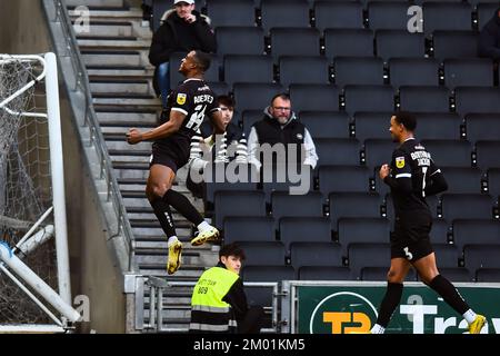 Victor Adeboyejo (14 Burton Albion) celebra il suo obiettivo durante la partita della Sky Bet League 1 tra MK Dons e Burton Albion allo stadio MK, Milton Keynes, sabato 3rd dicembre 2022. (Credit: Kevin Hodgson | MI News) Credit: MI News & Sport /Alamy Live News Foto Stock