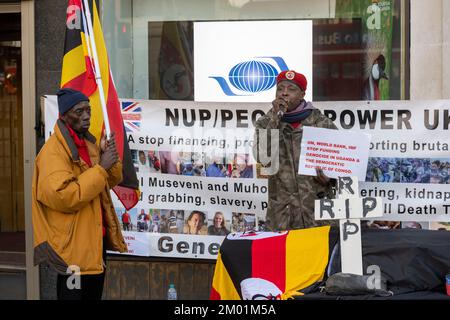 Gli esuli ugandesi protestano al di fuori dell'Alto Commissariato ugandese a Londra. La manifestazione è stata contro il governo ugandese, che è stato guidato come preside Foto Stock