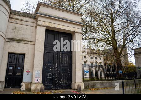 Città di Londra, Regno Unito. 3rd Dec, 2022. La Royal Mint Court fu la sede della Royal Mint dal 1809 al 1967. Nel maggio 2018 il sito è stato venduto alla Repubblica popolare cinese per essere utilizzato per la loro nuova ambasciata di Londra, tuttavia il Tower Hamlets Council ha ora respinto i piani di questa settimana per un tale sviluppo Foto Stock