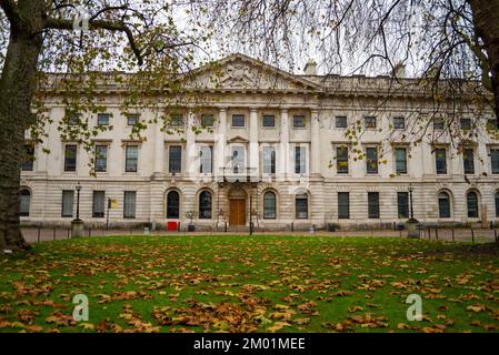 Città di Londra, Regno Unito. 3rd Dec, 2022. La Royal Mint Court fu la sede della Royal Mint dal 1809 al 1967. Nel maggio 2018 il sito è stato venduto alla Repubblica popolare cinese per essere utilizzato per la loro nuova ambasciata di Londra, tuttavia il Tower Hamlets Council ha ora respinto i piani di questa settimana per un tale sviluppo Foto Stock