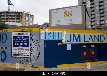 Città di Londra, Regno Unito. 3rd Dec, 2022. La Royal Mint Court fu la sede della Royal Mint dal 1809 al 1967. Nel maggio 2018 il sito è stato venduto alla Repubblica popolare cinese per essere utilizzato per la loro nuova ambasciata di Londra, tuttavia il Tower Hamlets Council ha ora respinto i piani di questa settimana per un tale sviluppo. La costruzione è iniziata su un terreno adiacente, al 88 di Royal Mint Street Foto Stock
