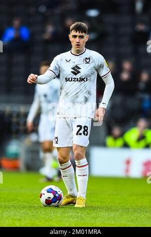 Dawson Devoy (28 milton keynes Dons)durante la partita della Sky Bet League 1 tra MK Dons e Burton Albion allo Stadio MK, Milton Keynes sabato 3rd dicembre 2022. (Credit: Kevin Hodgson | MI News) Credit: MI News & Sport /Alamy Live News Foto Stock