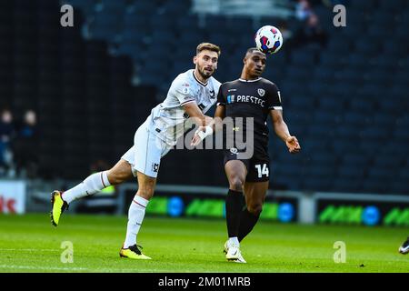 Victor Adeboyejo (14 Burton Albion) durante la partita della Sky Bet League 1 tra MK Dons e Burton Albion allo stadio MK di Milton Keynes sabato 3rd dicembre 2022. (Credit: Kevin Hodgson | MI News) Credit: MI News & Sport /Alamy Live News Foto Stock