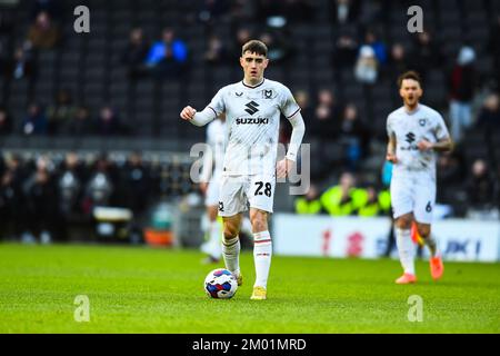 Dawson Devoy (28 milton keynes Dons) controlla la palla durante la partita della Sky Bet League 1 tra MK Dons e Burton Albion allo Stadio MK, Milton Keynes sabato 3rd dicembre 2022. (Credit: Kevin Hodgson | MI News) Credit: MI News & Sport /Alamy Live News Foto Stock