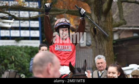 Londra, Regno Unito. 3rd Dec 2022. David Maxwell festeggia dopo aver vinto la 1,10 su Dolphin Square all'ippodromo di Sandown Park, Regno Unito. Credit: Paul Blake/Alamy Live News. Foto Stock