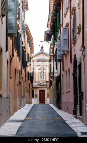 Strada stretta nella città di Verona Foto Stock