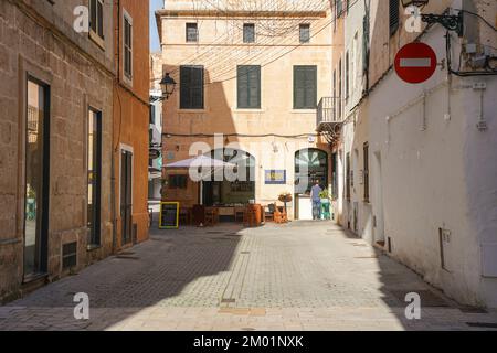 Ciutadella Menorca, vista sulla strada città vecchia, centro città, con piccolo bar, case colorate, Mediterraneo, Isole Baleari, Spagna. Foto Stock