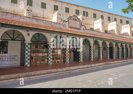 Macellaio nel mercato coperto nella città spagnola di Ciutadella, Minorca, isole Baleari, Spagna. Foto Stock