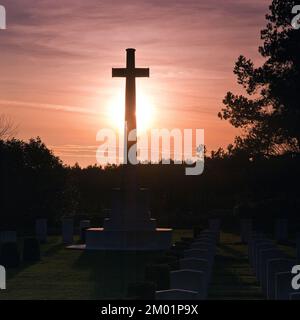 Sunset Commonwealth Cemetery Memorial nel tardo inverno Cannock Chase AONB (zona di straordinaria bellezza naturale) in Staffordshire Inghilterra Regno Unito Foto Stock