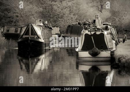 Foto in bianco e nero con toni seppia di barche a chiodera sui canali dello Staffordshire, tonalità seppia che porta un aspetto datato e nostalgico alla scena. Foto Stock