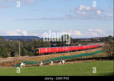 Royal Mail classe 325 trasporto di più unità sulla linea principale della costa occidentale in Cumbria con Shieldmuir a Warrington treno di posta in funzione Foto Stock