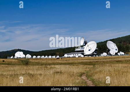 Plana Earth satellite Station o Osservatorio geodetico, sullo sfondo delle colline boscose conifere del monte Plana, Bulgaria Foto Stock