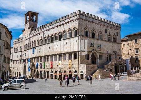 Palazzo dei Priori da Piazza IV Novembre, con corso Vannucci sulla sinistra, a Perugia, Umbria, Italia Foto Stock