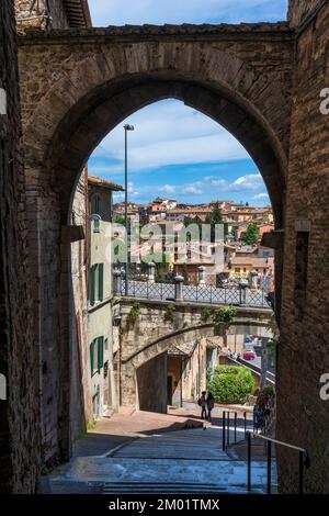 Scalinata che scende sotto il ponte di Via Cesare Battisti fino all'acquedotto medievale (Via dell'Acquedotto) di Perugia, Umbria, Italia Foto Stock