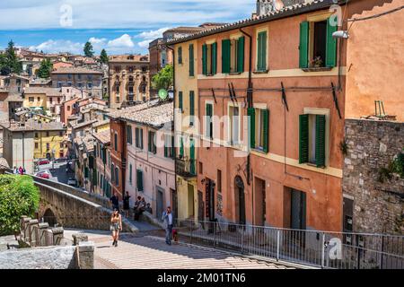 Edificio colorato accanto all'acquedotto medievale (Via dell'Acquedotto) a Perugia, Umbria, Italia Foto Stock