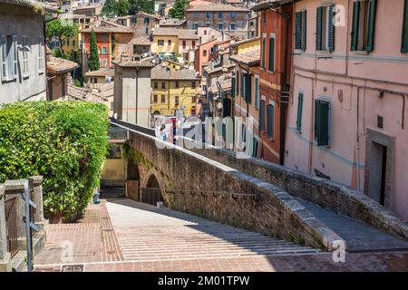 Edificio colorato accanto all'acquedotto medievale (Via dell'Acquedotto) a Perugia, Umbria, Italia Foto Stock