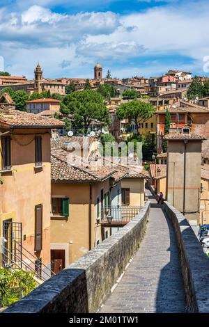 Lungo l'acquedotto medievale (Via dell'Acquedotto) fino al quartiere di porta Sant'Angelo di Perugia in Umbria Foto Stock