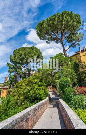 Lungo l'acquedotto medievale (Via dell'Acquedotto) fino al quartiere di porta Sant'Angelo di Perugia in Umbria Foto Stock